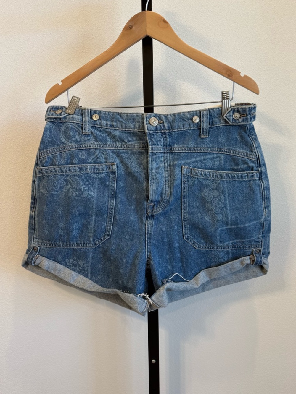 NWT Free People Palmer Cuff Short Paisley Denim Patch Pocket Sz 30 Boho Coastal